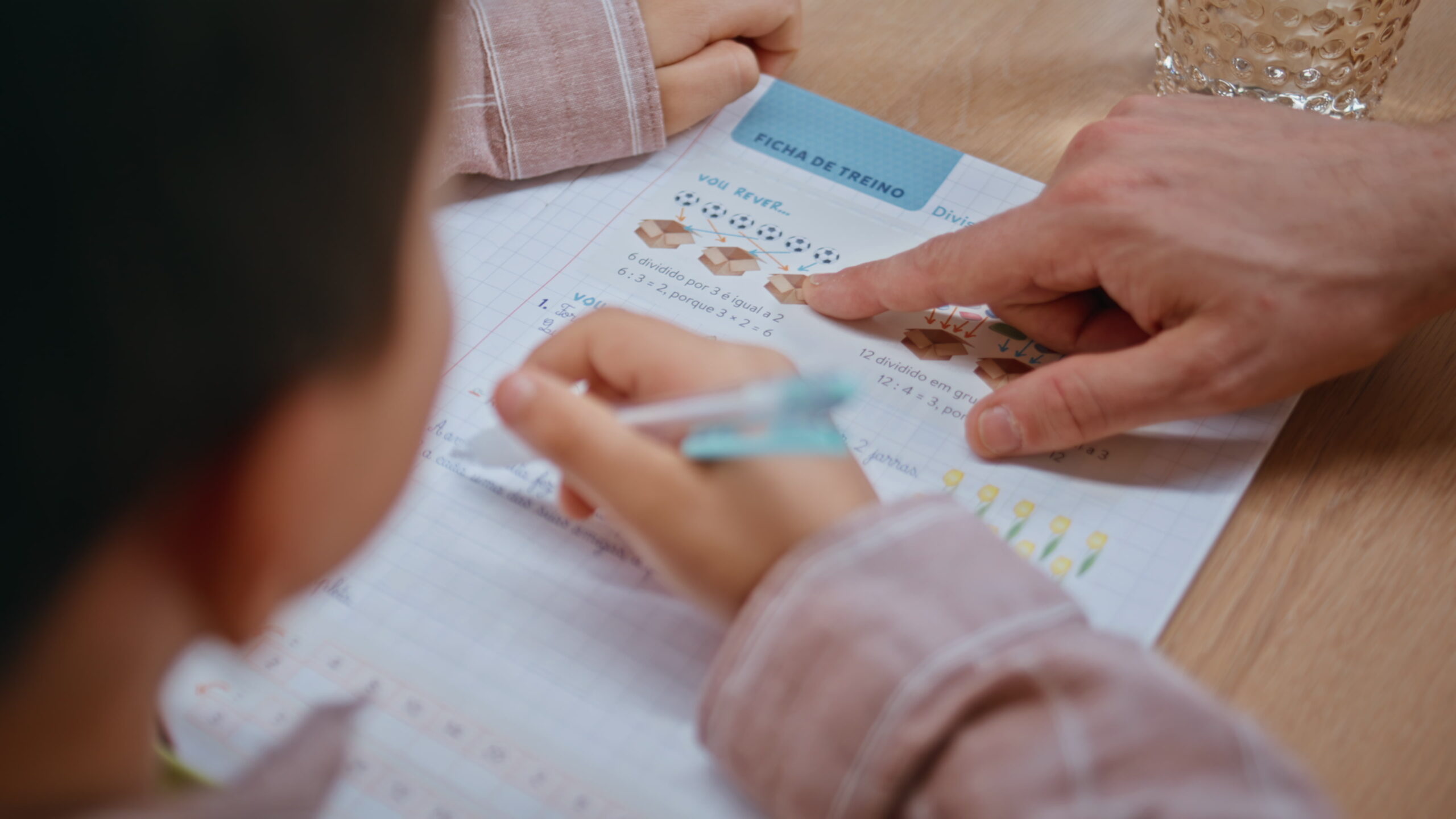 Rodzic wypełniający wniosek rekrutacyjny do przedszkola w Warszawie