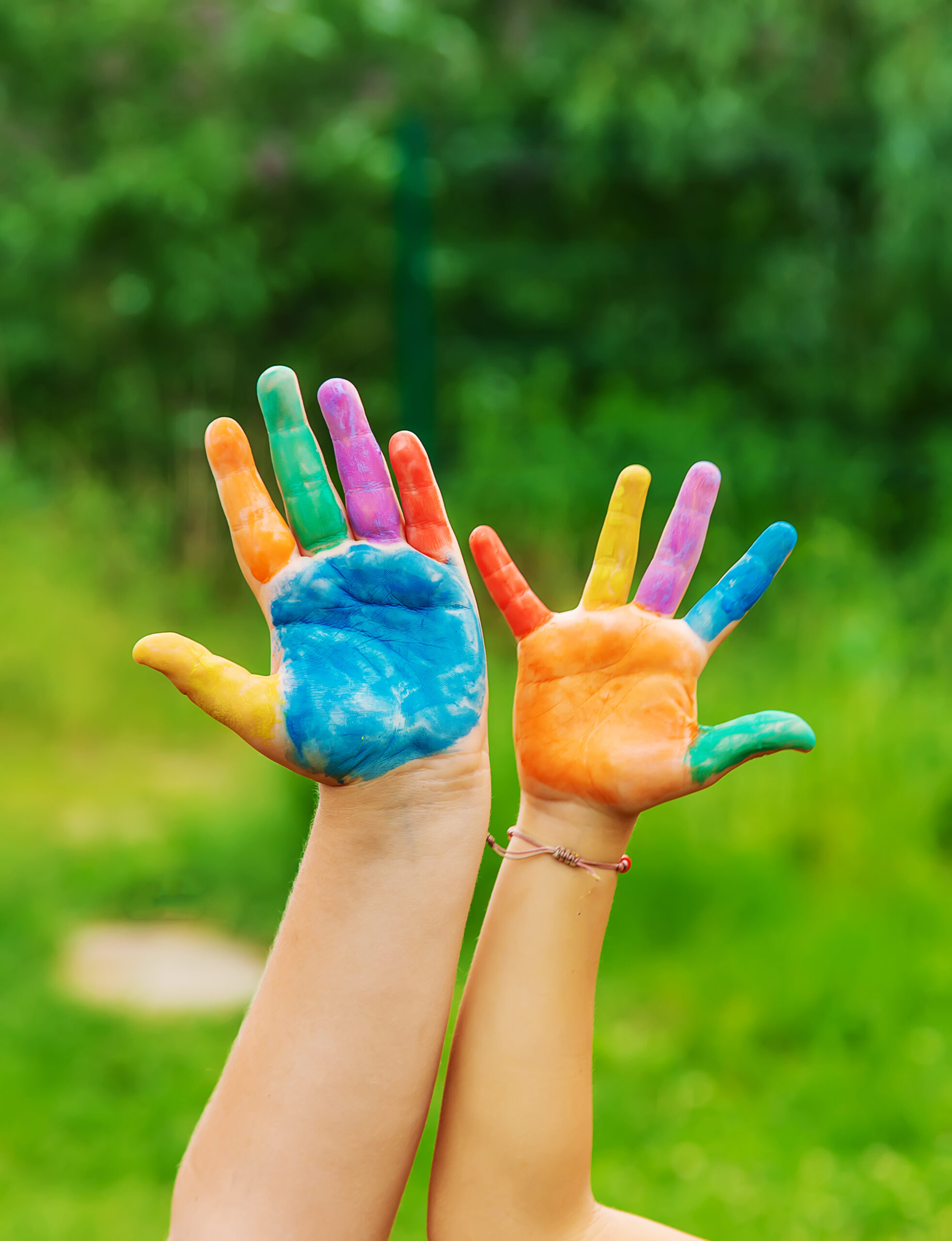 Dzieci podczas zabawy sensorycznej w przedszkolu