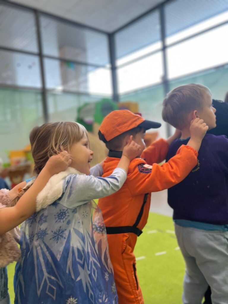 Zabawy integracyjne w przedszkolu Świat Leosia w Warszawie (Muranów)